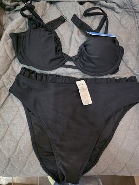 CUPSHE Black Ruffled Bikini Set - Two Piece Swimsuit